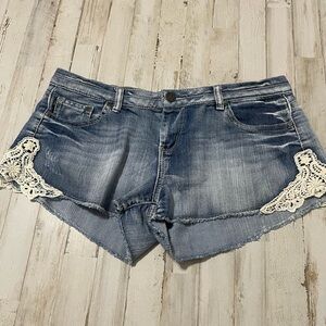 Y2K Style Vanilla Star Size 15 Short 
Crochet Trim